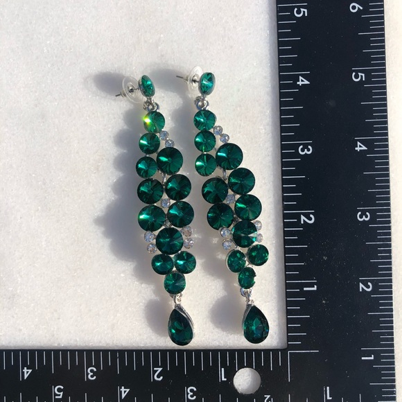 Beautiful vibrant emerald green earrings 4 inch drop - Picture 4 of 10